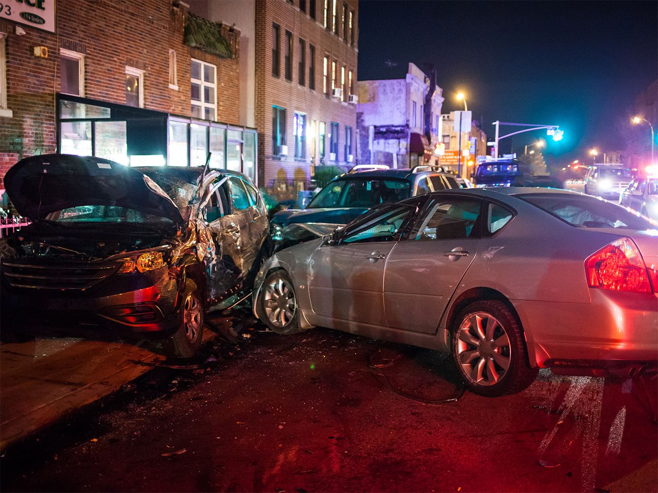 Ein beschädigtes Auto nach einem Unfall auf einer Stadtstraße.
